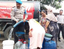 Hari Bhayangkara ke-77, Polres Malang Distribusikan Air Bersih Untuk Warga Dengkol Singosari