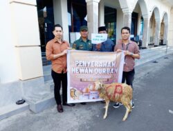 Serka Mulyadi Dampingi City Plaza Bondowoso Menyerahkan Bantuan Hewan Kurban