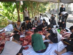 Polres Bondowoso mengelar sholat idul Adha dan membagikan hewan Qurban