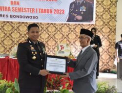 Bupati Berikan Penghargaan Kepada Kapolres Bondowoso atas prestasinya dalam penanganan TPPO