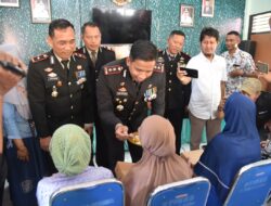 Kapolres Bondowoso memberikan santunan kepada panti jompo dalam rangkaian memperingati HUT Bhayangkara ke 77