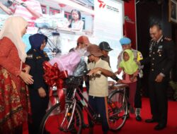 Hari Bhayangkara Ke-77, Kapolres Malang Berikan Bantuan Sepeda Untuk Kakak-Adik Pencari Rosokan