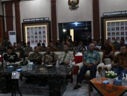 HUT Bhayangkara Ke-77, Prajurit Kodim 0822 Bondowoso Nobar Wayang Kulit