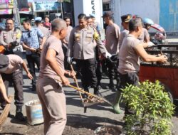 Kapolres Bondowoso Bersama Jajaran Lakukan Kegiatan Pembersihan Sampah Dipasar Induk