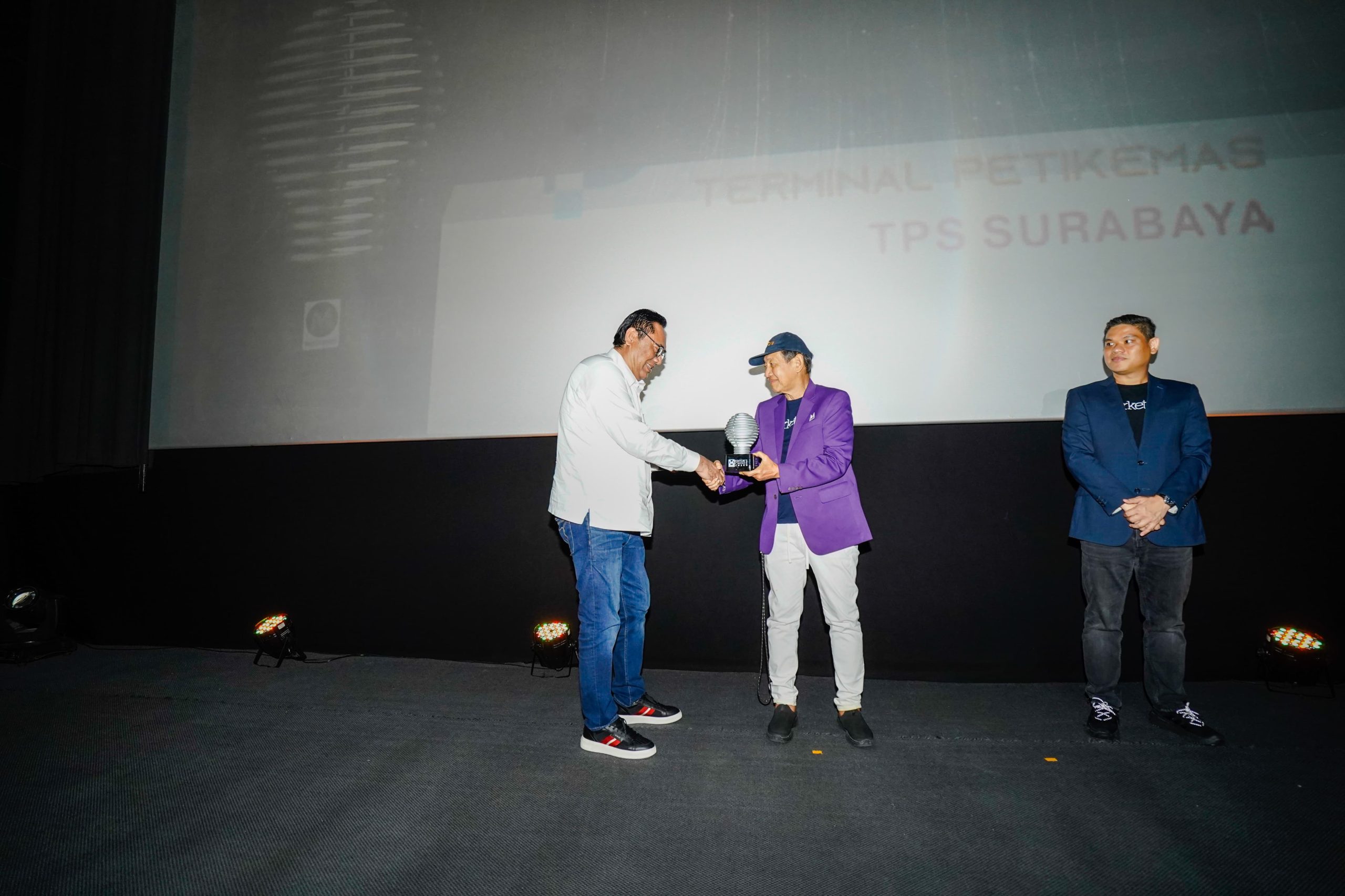 Direktur Operasi TPS, Bambang Hasbullah menerima penghargaan dari Hermawan Kertajaya, selaku Founder & Chairman Markplus, Inc