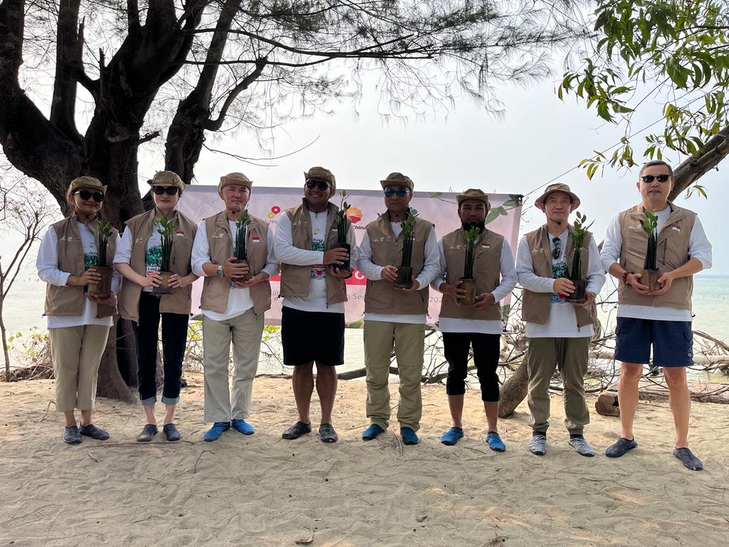 Foto simbolis dalam rangka penyerahan bibit dari PetroChina untuk pihak SKK Migas dan mitra Wilayah Kerja PetroChina.