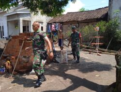 Sinergi TNI Bersama Rakyat, Babinsa Koramil Tapen Bantu Bangun Rumah Warga