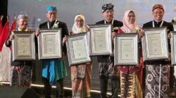 Menggunakan Pakaian Adat, PJ Bupati Bondowoso Terima 2 Penghargaan Tingkat Nasional