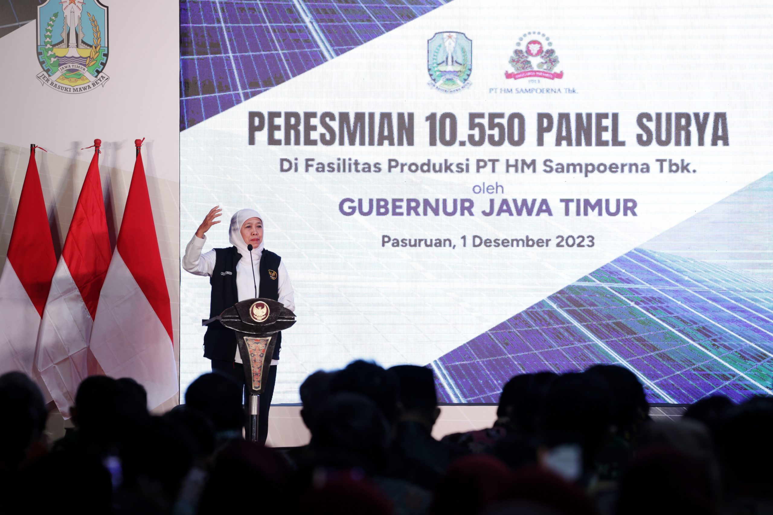 Gubernur Jawa Timur Khofifah Indar Parawansa meresmikan 10.550 panel surya milik PT HM Sampoerna Tbk. di Pasuruan, Jawa Timur, Jumat (1/12/2023). Panel surya yang terpasang di area seluas 7 hektar tersebut merupakan bagian dari komitmen Sampoerna untuk keberlanjutan di bawah payung program “Sampoerna Untuk Indonesia”. Dengan kapasitas listrik sebesar 7 Megawatt peak (MWp), panel surya tersebut setara dengan listrik yang dibutuhkan oleh lebih dari 12.000 rumah. Sebelumnya, Sampoerna telah menggunakan sumber energi ramah lingkungan bagi fasilitas produksinya di Surabaya, Malang, dan Karawang sejak 2017. Inisiatif ini merupakan bagian dari upaya Sampoerna dalam mencapai target karbon netral di seluruh fasilitas produksinya pada 2025 dan sejalan dengan prioritas pemerintah Indonesia dalam rangka mewujudkan transformasi ekonomi hijau.