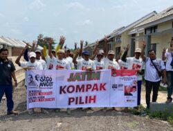 Komunitas Sego Anget Bondowoso Peringati HUT Zulfikar Dhanam Nuary bersama Pekerja Bangunan