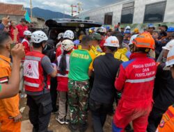 Aksi Sigap Prajurit Yonif 330/Tri Dharma, Bantu Evakuasi Korban Kecelakaan Kereta Api