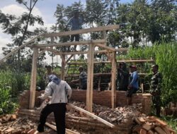Babinsa Koramil 0822/07 Maesan Bersama Warga Membuat Pondok Keranda