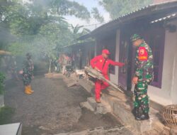 Danpos Bersama Babinsa Laksanakan Pendampingan Penyemprotan untuk Cegah Penyakit Cikungunya di Desa Pengarang, Jambesari
