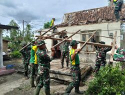 Semangat Babinsa Kodim 0822 Kerja Bakti Rumah Terdampak Puting Beliung