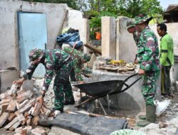 Pasca Bencana Angin Puting Beliung Kodim 0822/Bondowoso Melakukan Serbuan Teritorial Pembangunan dan Pembersihan