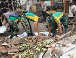 Semangat Gotong Royong Prajurit Yonif 514/9/2 Kostrad Tanggap Bencana Alam Angin Puting Beliung di Hari ke-5