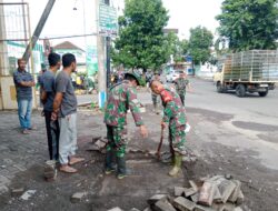 Pasca Banjir, Danramil Dan Babinsa 0822/01 Bondowoso Bersihkan Gorong–gorong