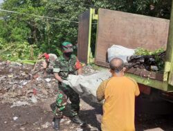 Demi kenyamanan bersama Babinsa 0822/09 laksanakan karya bakti pembersihan sampah