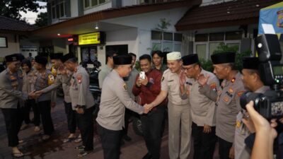 Safari Ramadhan ke Jajaran, Kapolrestabes Surabaya Beri Taliasih untuk Anak Yatim