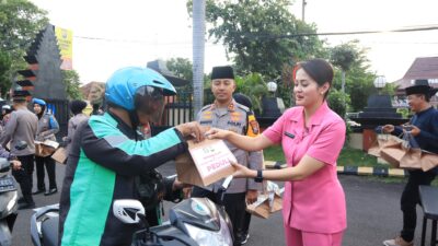Ramadhan Berkah, Polres Kediri Kota dan Bhayangkari Berbagi Takjil Jelang Berbuka Puasa