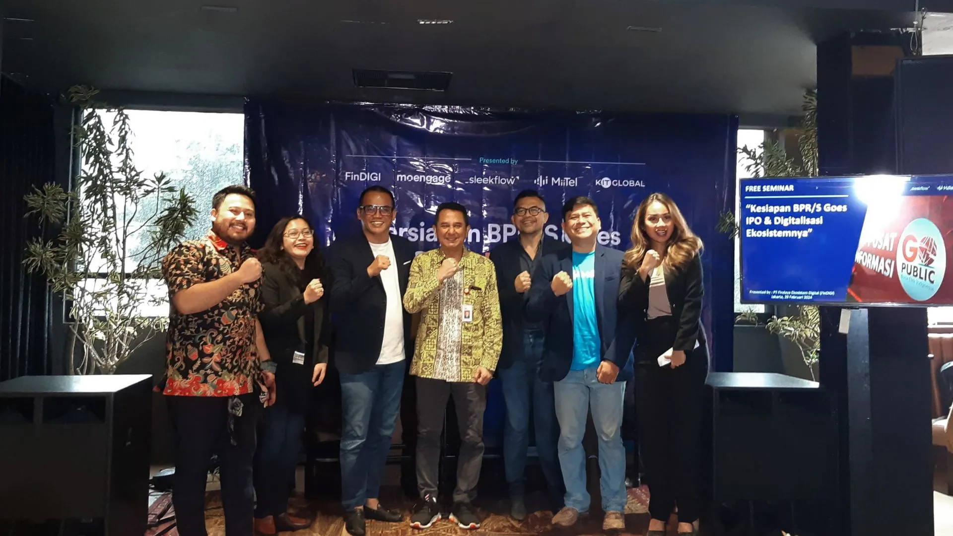 Roberto Akyuwen (tengah) bersama perwakilan dari SleekFlow, KIT Global, FinDIGI, MoEngage, dan RevComm