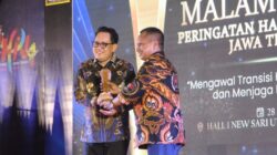 Sukses Jaga Stabilitas Transisi Pemimpin di Jatim, Pj Gubernur Jatim Diganjar PWI Jatim Award 2024