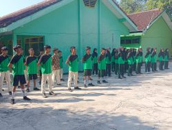Tanamkan Disiplin Sejak Dini, Serka Mulyadi Latih PBB Bagi Siswa SMPN 6 Bondowoso
