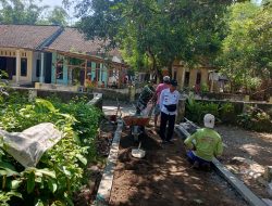 Babinsa Desa Tangsil Wetan Sukses Laksanakan Karya Bakti Pemasangan Paving