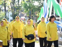 Wujudkan Keluarga Sehat, Persit Kodim 0822 Gelar Jalan Sehat Dan Senam Bersama