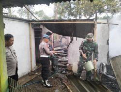 Personil Polsek Cermee Bersama TNI berjibaku Memadamkan Api Dalam Kebakaran Rumah di Desa Suling Kulon