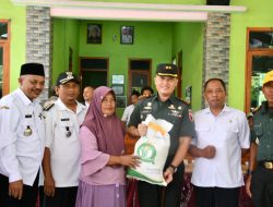 Dandim 0822 Bondowoso Hadiri Penyaluran Bantuan Pangan Beras Dari Bulog Untuk Warga