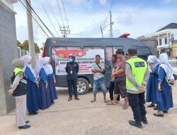 Sidokkes Polres Banyuasin Memberikan Pelayanan Bantuan Hidup Dasar Kepada Pengemudi Angkutan Umum
