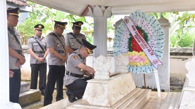 Polres Bondowoso Ziarah ke TMP dan Makam Mantan Kapolri Sujipto Yudo Diarjo Dalam Rangka HUT Bhayangkara ke 78