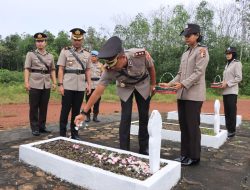 Kapolres Banyuasin Pimpin Upacara Tabur Bunga Dalam Rangka Hari Bhayangkara ke-78