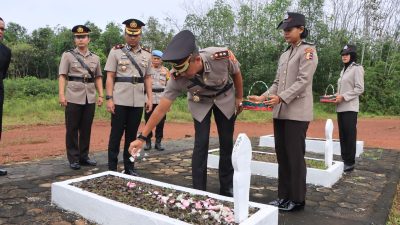 Kapolres Banyuasin Pimpin Upacara Tabur Bunga Dalam Rangka Hari Bhayangkara ke-78