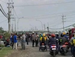 Ratusan Massa Warga Manyar Memblokade Kawasan JIIPE Pt Freeport