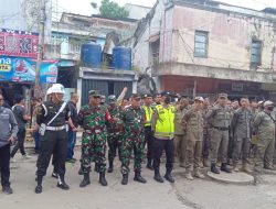 Satpol PP Bersama Tim Gabungan Bongkar Bangunan Melanggar Aturan di Jalan Pasar 16 Ilir Kota Palembang.