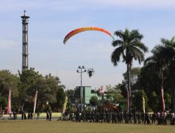 Anggota Polres Bondowoso Menghiasi Langit Biru di HUT Bhayangkara ke-78.