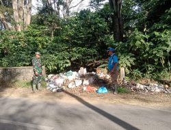 Babinsa Posramil Sumber Wringin Himbau Warga Tidak Buang Sampah Sembarangan