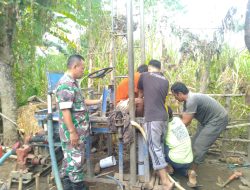 Atasi Kurangnya Ketersediaan Air Babinsa 0822/14 Bondowoso Pantau Pembuatan Sumur Bor