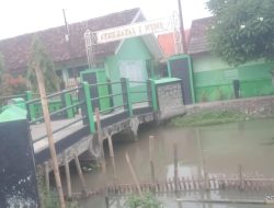 Kepala Sekolah SMPN Jayakerta 1 Mengapresiasi Dibangunnya (TPT)Tembok Penahan Tanah Desa Jayakerta