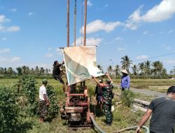 Babinsa Bantu Pasang Mesin Pengeboran di Desa Cindogo