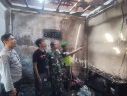 Kebakaran Rumah Warga Gunung Anyar, Babinsa Tanggap Cepat Padamkan Api