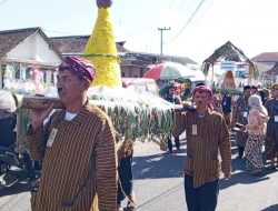 Bentuk Syukur di Bulan Muharram, Ribuan Warga Lereng Gunung Semeru Gelar Kirab Tumpeng