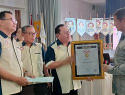 Prabowo Subianto Terima Pin Emas dari SMSI