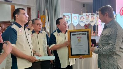 Prabowo Subianto Terima Pin Emas dari SMSI