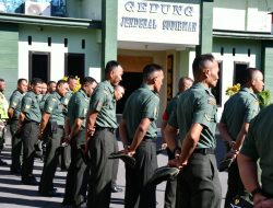 Selesai Apel Pagi, Kodim 0822 Bondowoso Lakukan Apel Pengecekan Rambut Babinsa