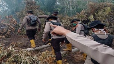 Dibantu Water Bombing, Tim Gabungan Penanggulangan Karhutla Berjibaku Padamkan Api di Indralaya Utara.