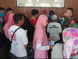 Babinsa Desa Mengok Dampingi Penyaluran Bantuan Beras untuk 1.502 Warga