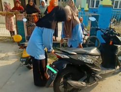 Diduga Material Bangunan SDN III Kemiri Menghalangi Jalan, Pemotor Tergelincir Hingga Jatuh